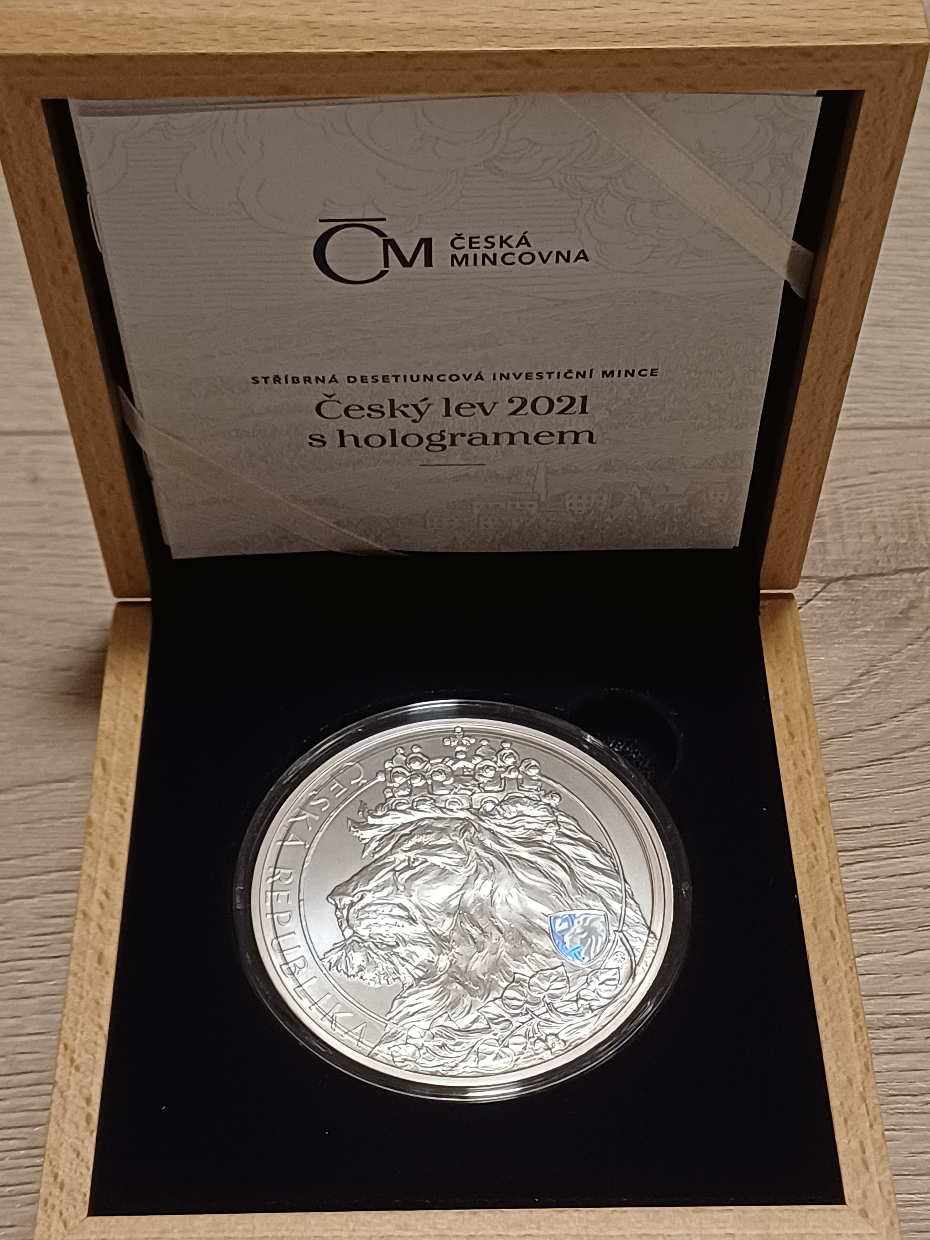 Stříbrná desetiuncová investiční mince 25 NZD - Český lev s hologramem - rok 2021