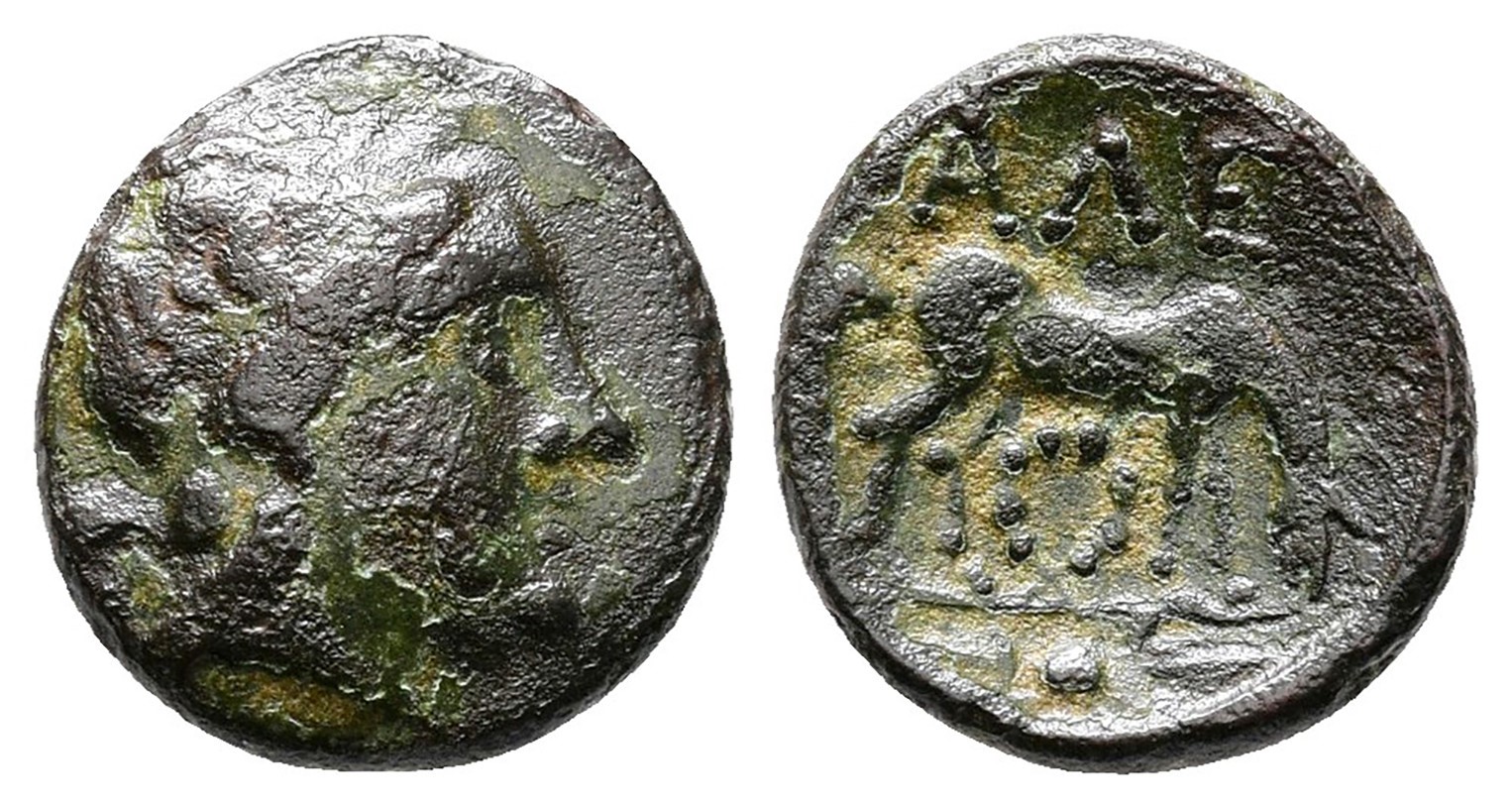 Řecko - Alexandrie Troas, asi 261-227 př. n. l.. Bronzový AE 11 mm, 1,07 g.